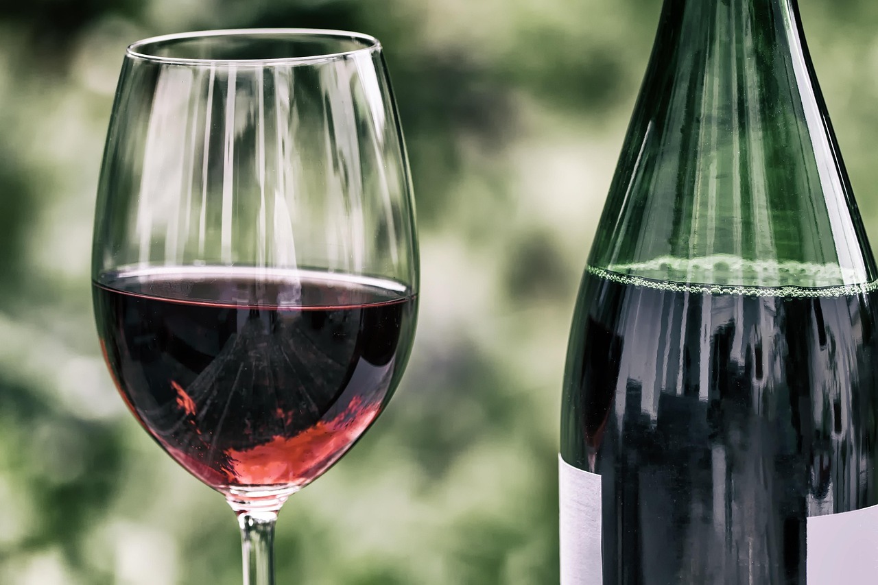 paint sip friends wine
